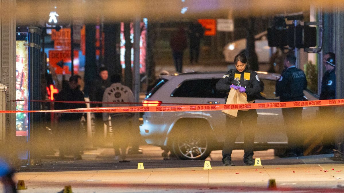 Temporary
Chicago police investigate the scene of a shooting outside the Chicago Theater in The Loop, Friday, Nov. 21, 2025.(Tyler Pasciak LaRiviere/Chicago Sun-Times via AP)
Tyler Pasciak LaRiviere