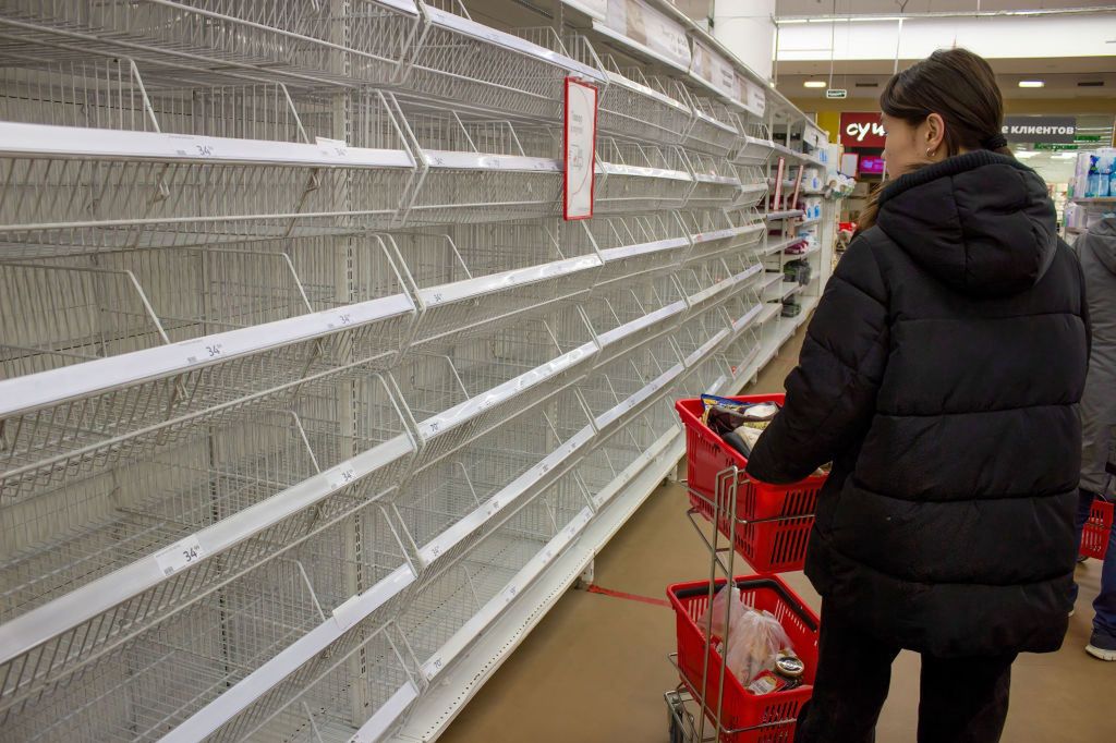 Nowa rzeczywistość - puste półki w supermarkecie w Moskwie 