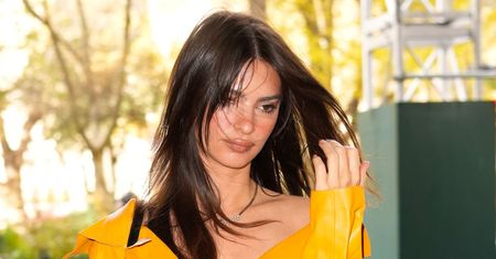 Emily Ratajkowski włożyła kanarkowy płaszcz, ale uwagę i tak przyciągały jej buty
