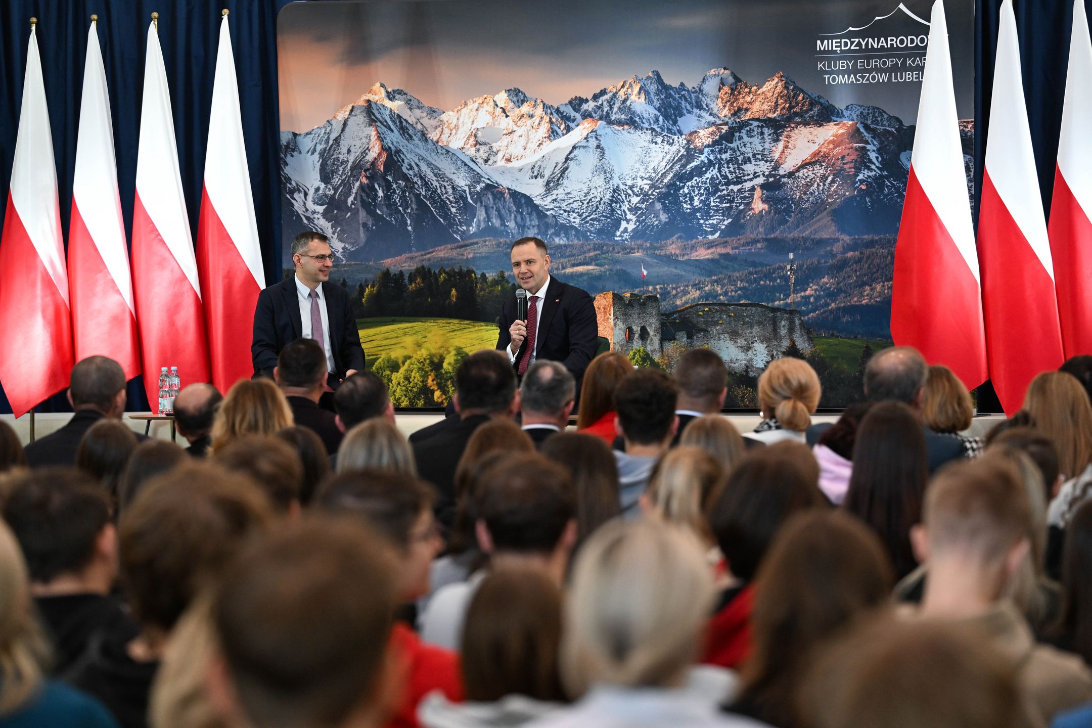 Karol Nawrocki podczas spotkania w II LO w Tomaszowie Lubelskim