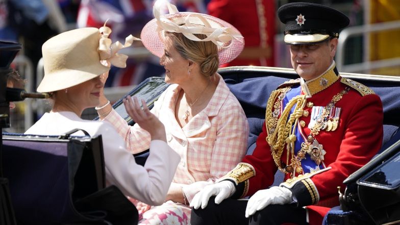 Rodzina królewska przybywa na jubileusz panowania Elżbiety II