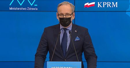 Przymus szczepień jednak szybciej? Adam Niedzielski "nogą" z matmy
