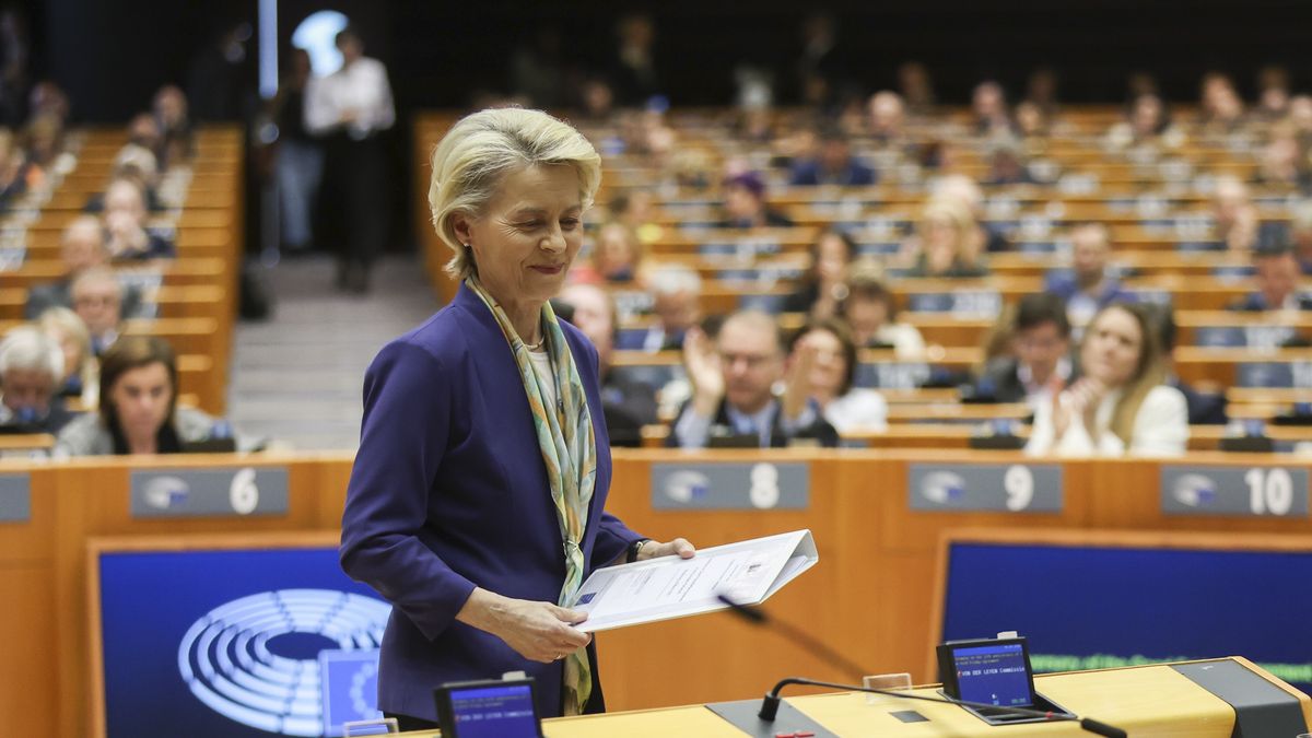 European Commission President Ursula von der Leyen (C) attends a mini plenary session of the European Parliament in Brussels, Belgium, 29 March 2023. The plenary will focus on Celebration of the 25th Anniversary of the Good Friday Agreement and C?onclusions of the European Council meeting of 23-24 March 2023. EPA/OLIVIER HOSLET Dostawca: PAP/EPA.
