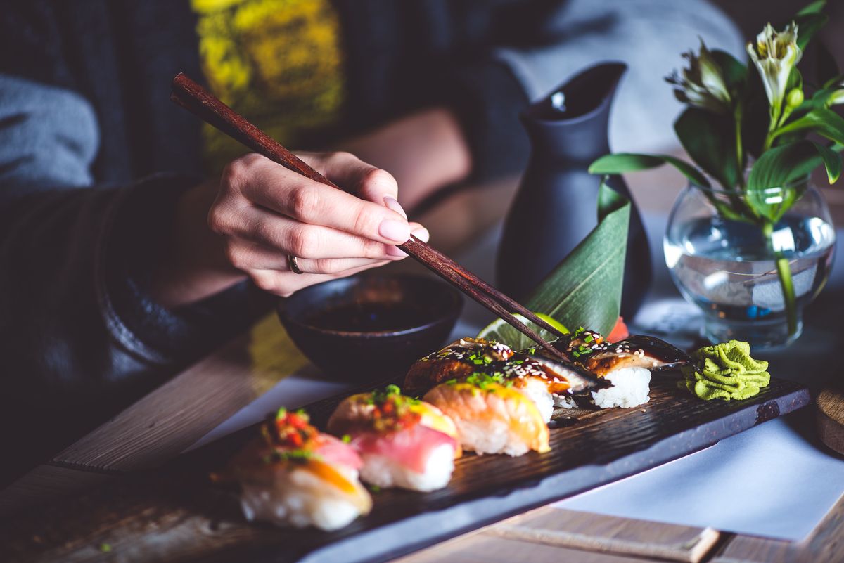 Sushi można zajadać z różnymi dodatkami 