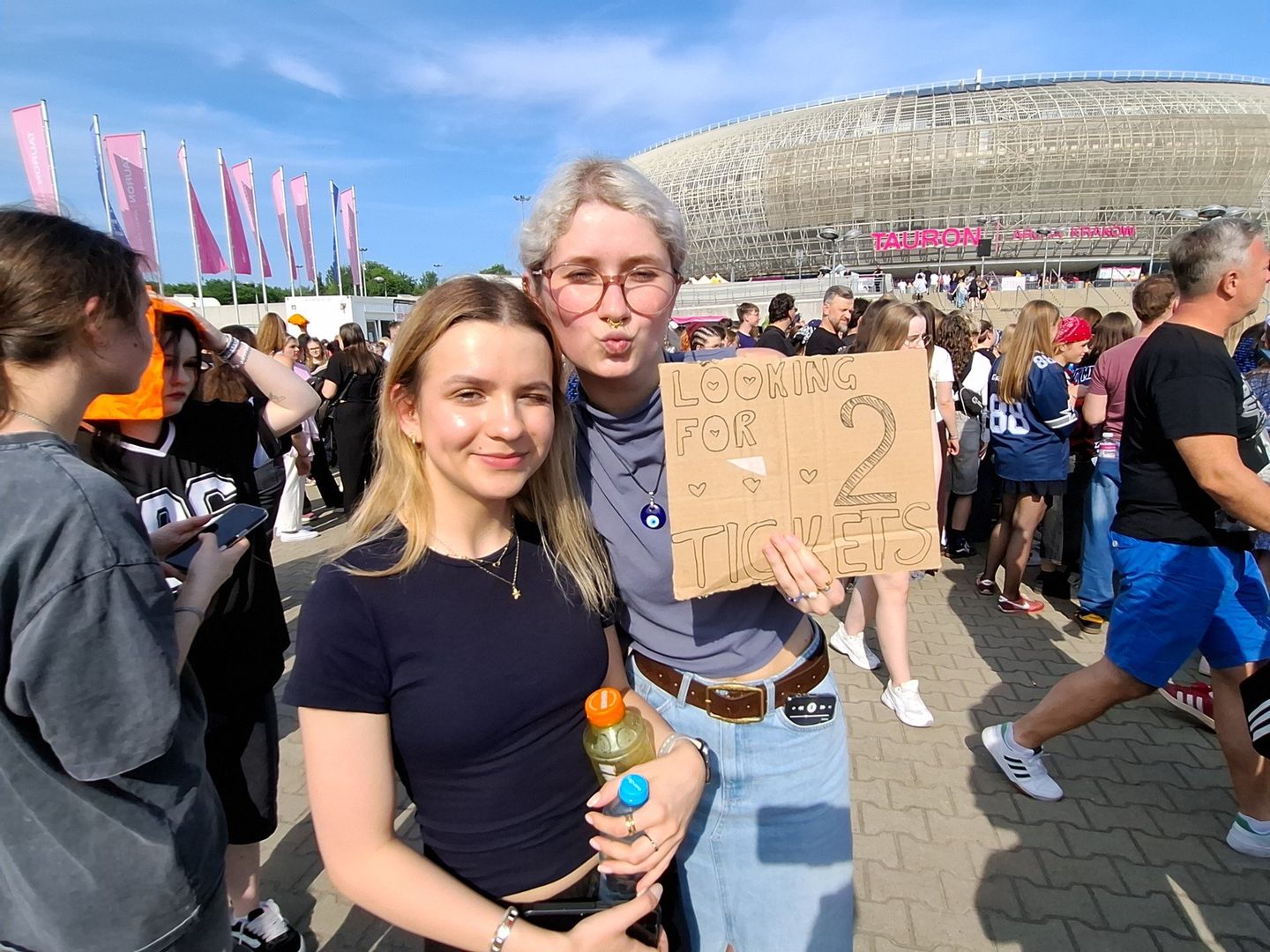 Tłumy fanów BIllie EIlish pod Tauron Areną