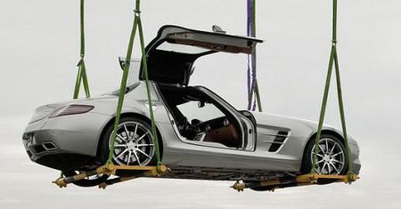 Skrzydlaty Mercedes nad ulicami Stuttgartu