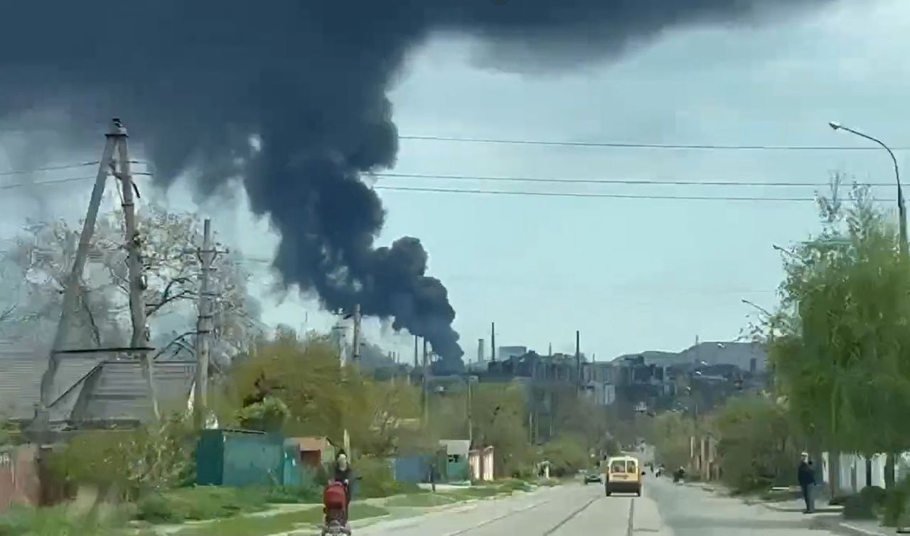 Kłęby czarnego dymu. Wielki pożar w zakładach Azowstal