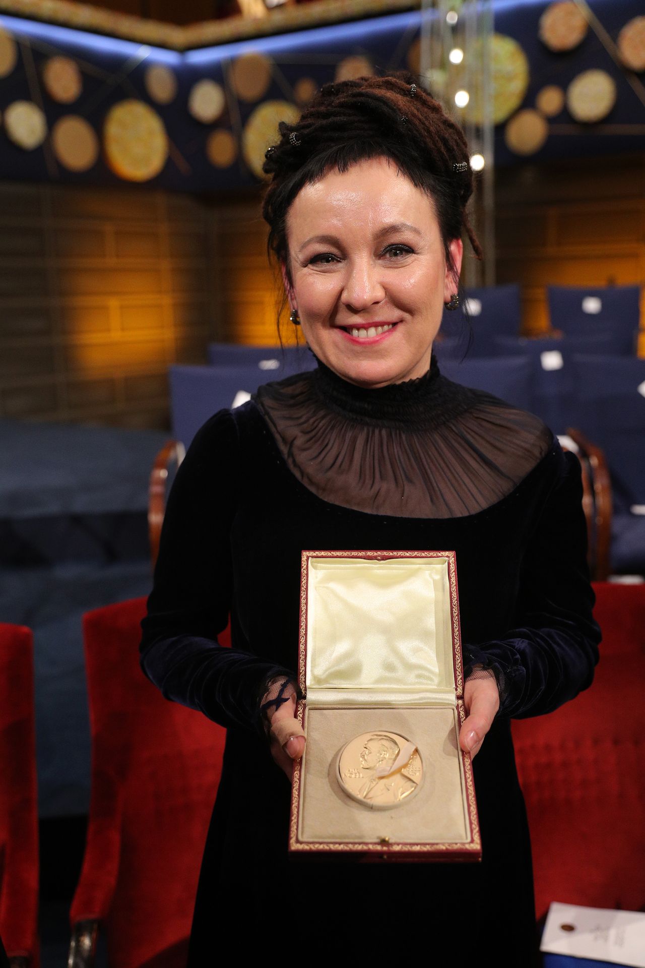 Olga Tokarczuk z medalem.