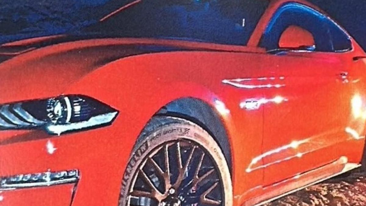Czerwony Mustang trafi do policji