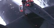 Helikopter ewakuuje członka załogi z ruchomego okrętu podwodnego (wideo)