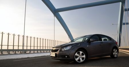 Chevrolet Cruze HB 1,8 LTZ - kompakt z ambicjami [test autokult.pl]