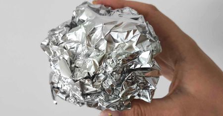 Zawsze trzymam w kuchni kulkę z folii aluminiowej. Rozwiązuje uporczywy problem
