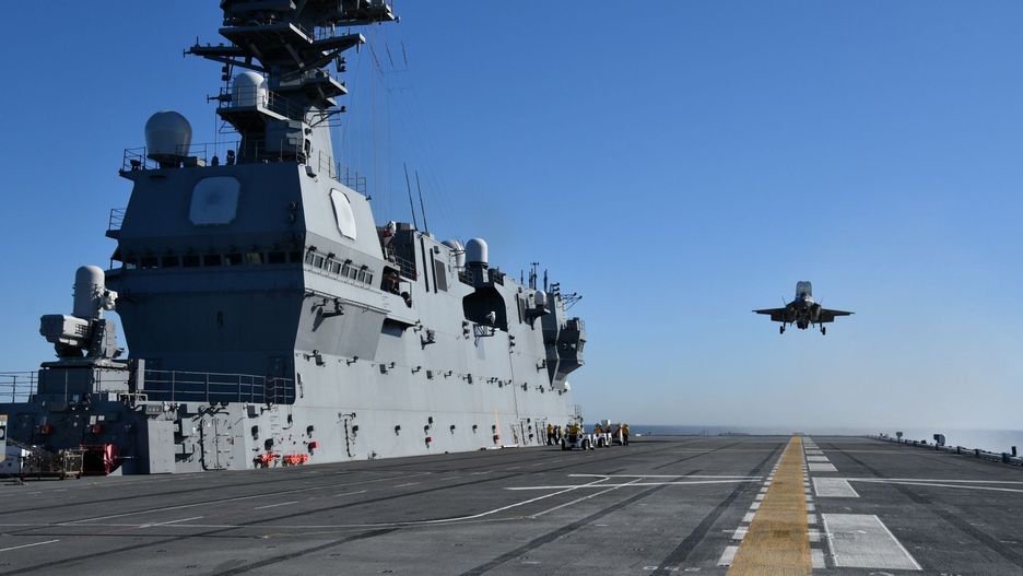 F-35B lądujący na pokładzie okrętu Kaga