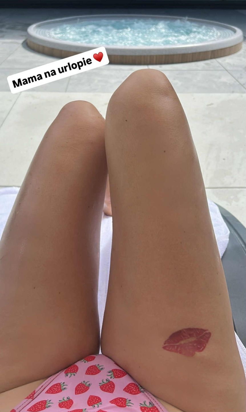 Odziana w bikini Marianna Schreiber wygina się w jacuzzi