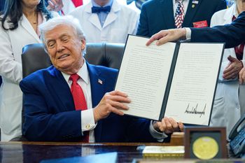 UE reaguje na cła Trumpa. Bruksela odpowiada