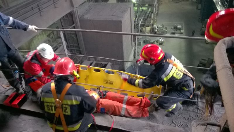 Ewakuacja poszkodowanego z wysokości