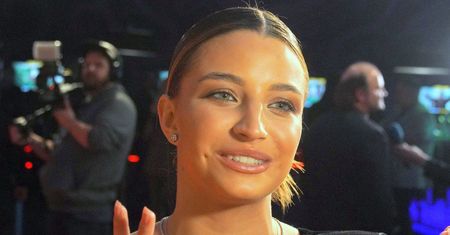 Julia Wieniawa z twarzą w plastrach. Tak dba o urodę