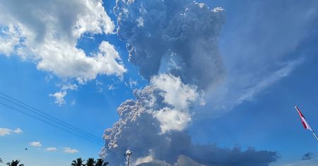 Erupcja wulkanu na Flores. Ewakuacja i odwołane loty na Bali