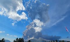 Erupcja wulkanu na Flores. Ewakuacja i odwołane loty na Bali