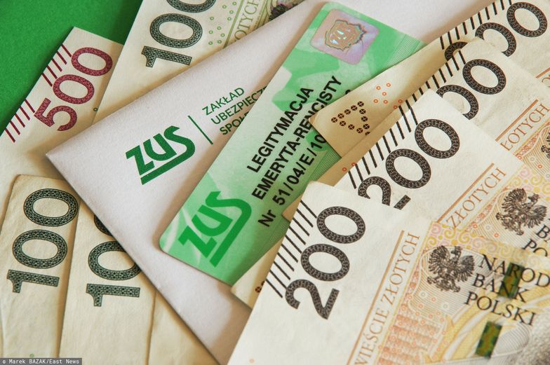 Stock Marek Bazak
PHOTO: ZOFIA I MAREK BAZAK / EAST NEWS 
N/Z Banknoty, pismo z ZUS i tradycyjna legitymacja emeryta rencisty
ZOFIA BAZAK