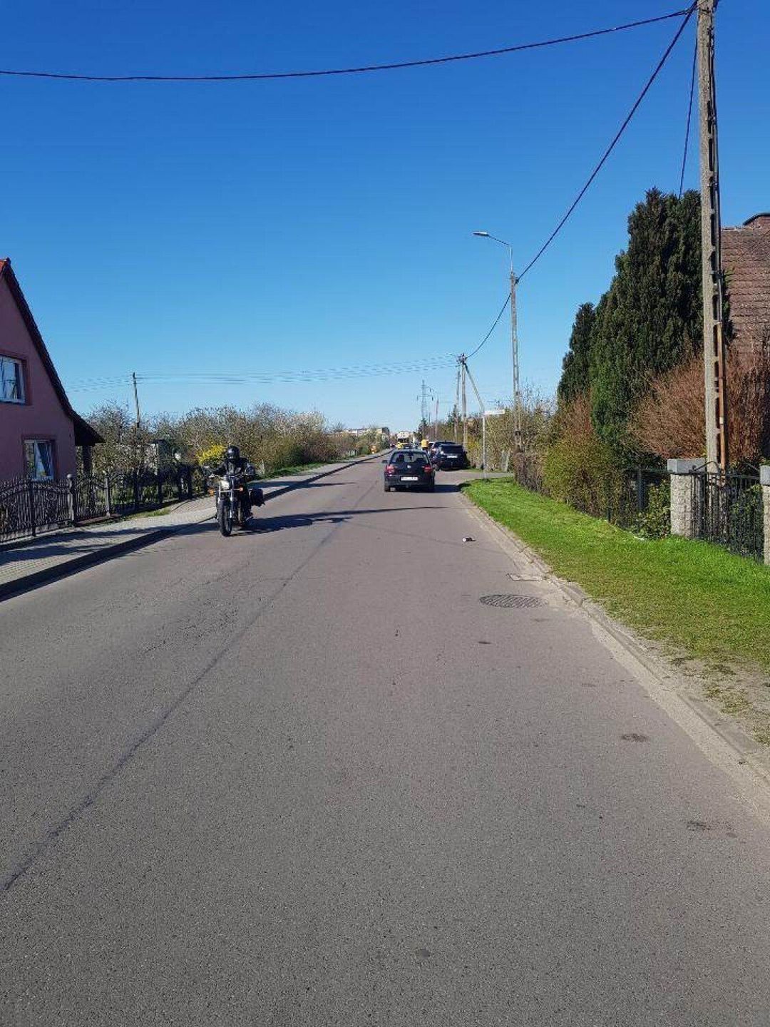 Ulica Chłopska jest zastawiona autami