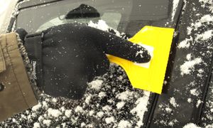 Odśnieżasz tak samochód? Mandaty idą w setki złotych