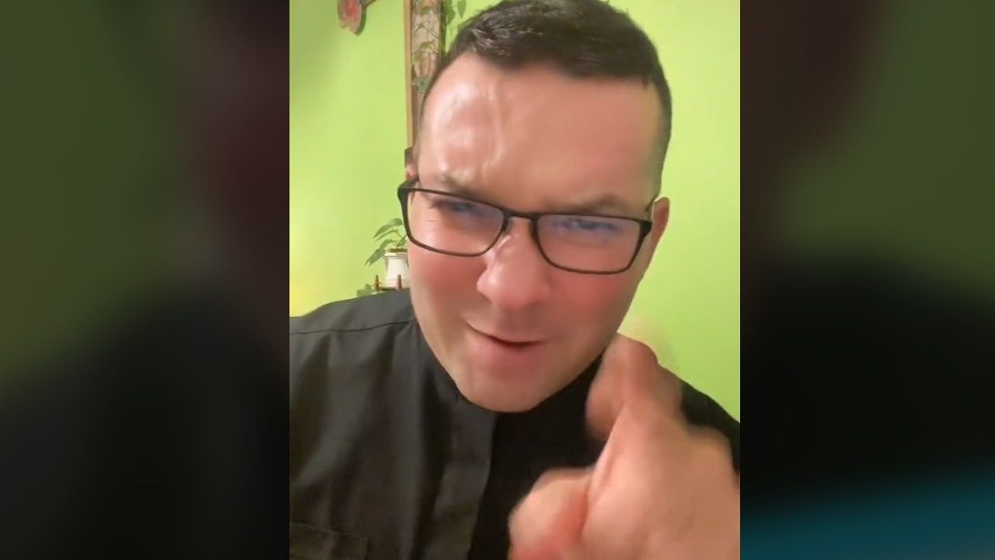 Ksiądz Jarosiewicz to gwiazda TikToka. Swoją działalność opisał w książce.