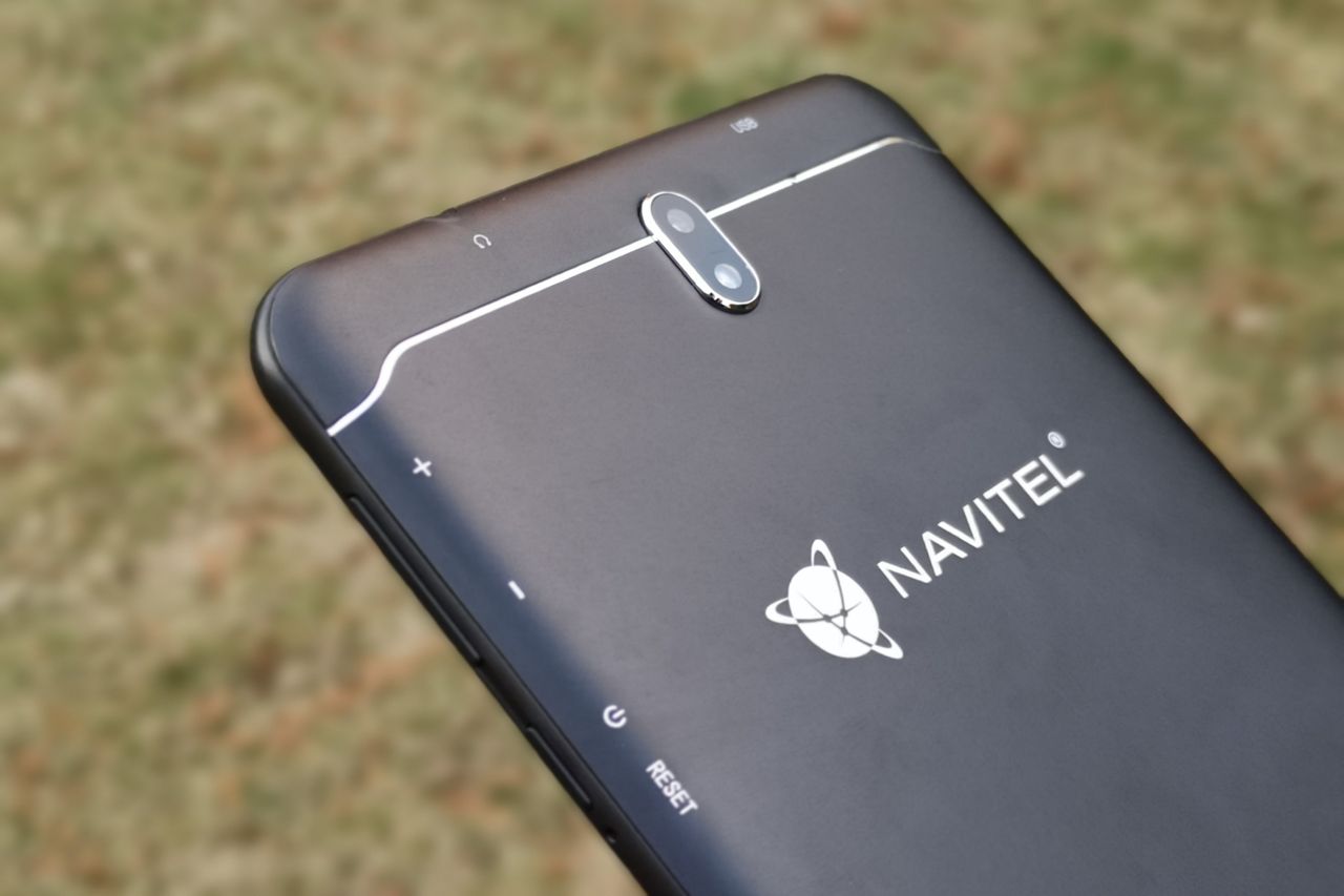 NAVITEL T757: tył urządzenia wykonano z dość łatwo palcującego się, matowego plastiku.