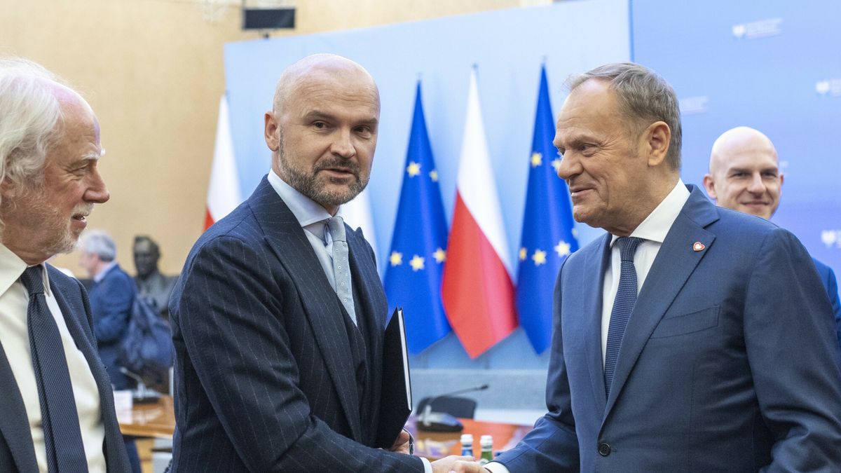 Premier Tusk o deregulacji ze stron? spo?eczn?
24.03.2025 Warszawa Spotkanie premiera Donalda Tuska z przedstawicielami strony spolecznej w sprawie deregulacji fot Andrzej Iwanczuk/REPORTER
N/z: Jacek Socha, Rafal Brzoska, Donald Tusk
Andrzej Iwanczuk/REPORTER