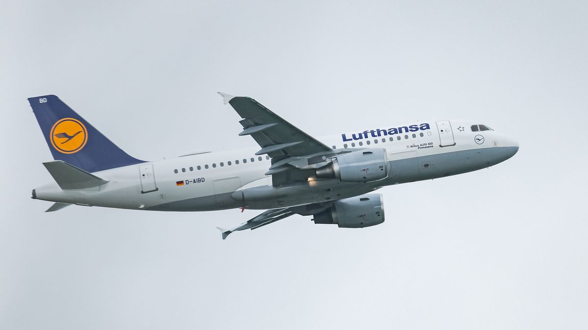 FREISING, GERMANY - APRIL 25: A Lufthansa A319 passenger plane takes off from Munich Airport during the presentation of the new Allegris premium service on April 25, 2024 near Freising, Germany. Lufthansa will install 27,000 new high comfort seats in its long distance planes across all classes of service. (Photo by Leonhard Simon/Getty Images)