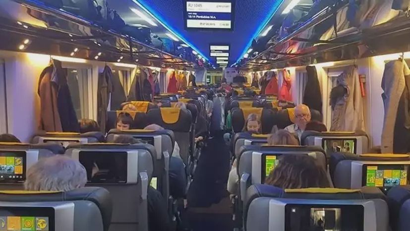 Tak wygląda wnętrze &#34;Standard&#34; (odpowiednik naszej II klasy w wagonie RegioJet. W cenie biletu są m.in. kawa bez limitu, ekrany z filmami, portal rozrywkowy