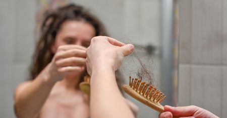 Włosy wypadają garściami? Ekspertka mówi, jak je uratować