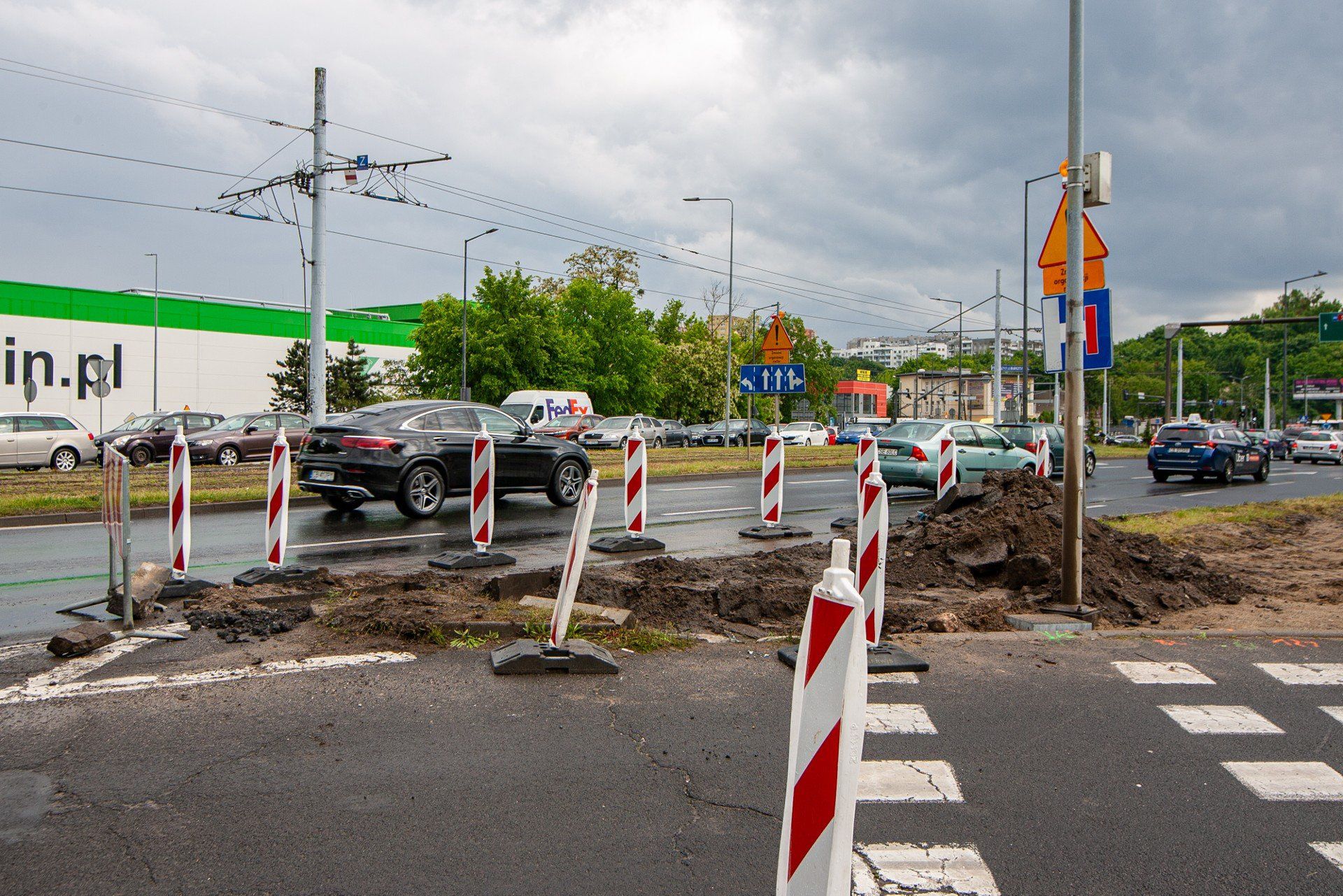 W poniedziałek ruszyły prace na jezdni, co wiążę się z tym, że jeden pas (do jazdy na wprost i do skrętu w prawo) za zjazdem do Leroy Merlin jest wyłączony z ruchu. Sprawdziliśmy po południu jak wpłynęło to na ruch przy rondzie Toruńskim.