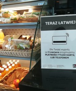 Komunikat przy kasie. Gotówką nie zapłacisz