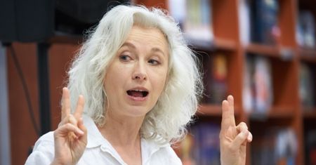 Gretkowska: "W Polsce zajście w ciążę jest traktowane, jakby kobieta oberwała SERIĄ Z KARABINU NAŁADOWANEGO SPERMĄ"