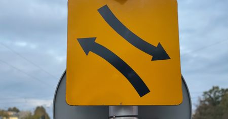 Wielu kierowców nie zna dziwnego znaku. Widzą go pierwszy raz