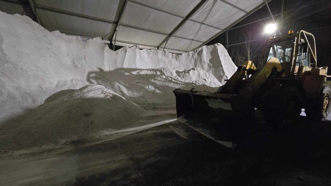 Pługosolarki MZUK-u od wczoraj solą ulice w Wałbrzychu