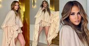 Wiecznie młoda Jennifer Lopez eksponuje opalone nogi w fantazyjnej kreacji z falbanami. Rozstanie jej służy?