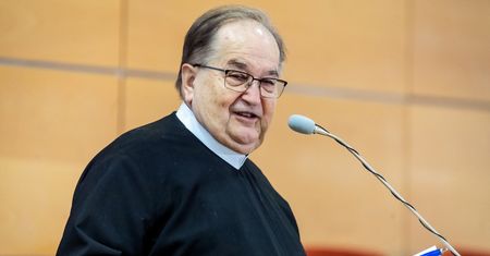 O. Rydzyk posłuchał lekarzy i zaszczepił się trzy razy. "Znałem takich, co ich nie słuchali i wąchają kwiatki od spodu"