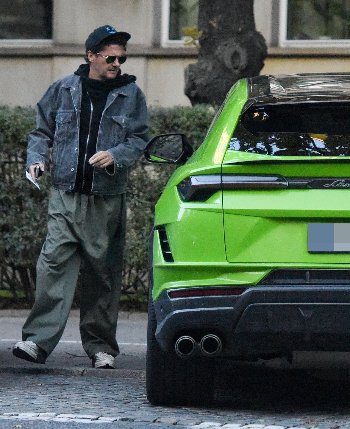 Kuba Wojewódzki wysiada z lamborghini