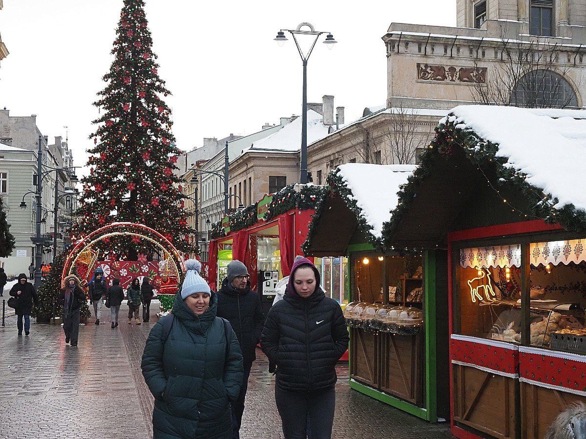Łódź: Jarmark Bożonarodzeniowy na placu Wolności. Atrakcji nie brakuje. Jak sprzedawcy oceniają nową lokalizację?