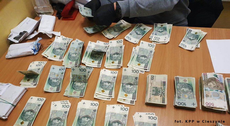 Śląskie. W Cieszynie policja zatrzymała "kuriera", który wiózł 100 tysięcy złotych należące do mieszkanki Nowego Sącza.