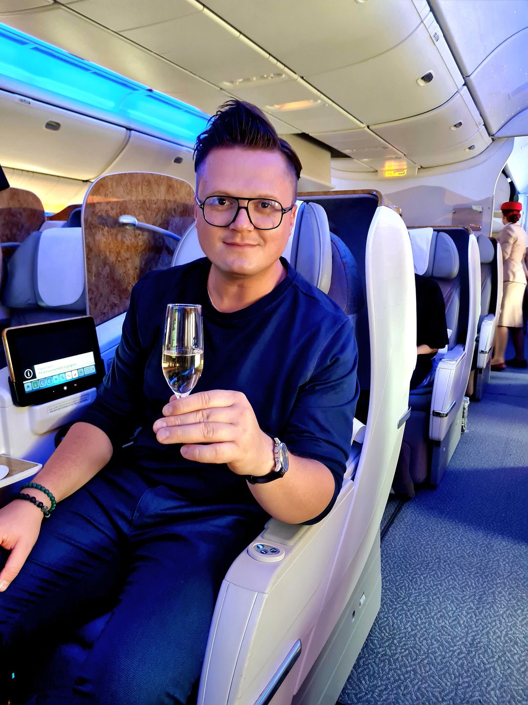 Szampan dosłownie leje się strumieniami w klasie biznes Emirates. Oczywiście trzeba za to wcześniej słono zapłacić