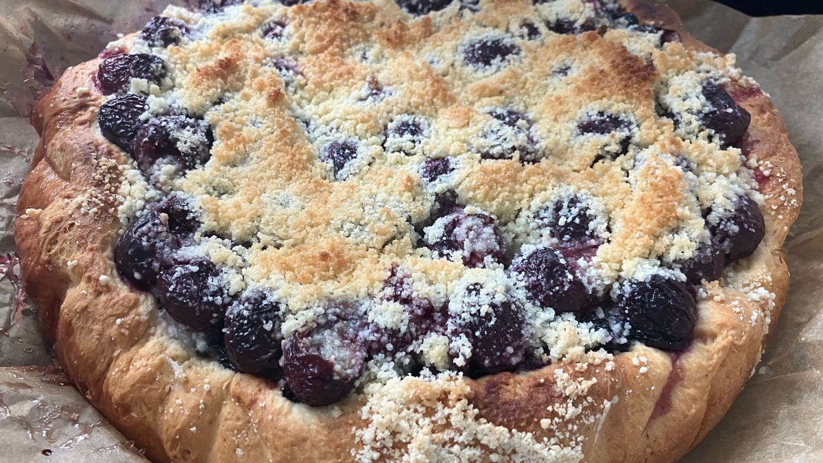 Placek drożdżowy z jagodami i czereśniami