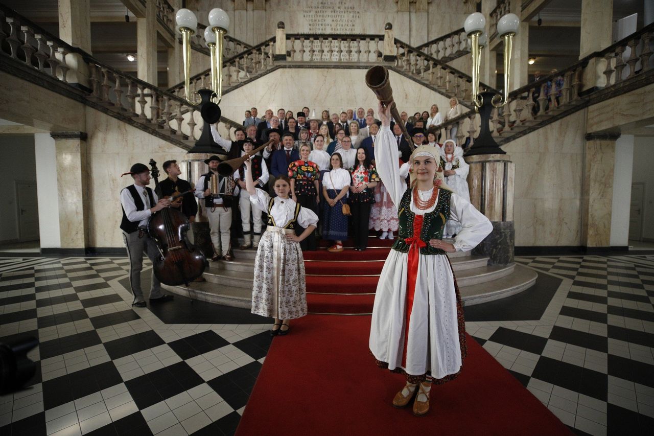 Trąbita zabrzmiała w urzędzie marszałkowskim. Specjalna misja górali w Katowicach. Za dwa miesiące Tydzień Kultury Beskidzkiej