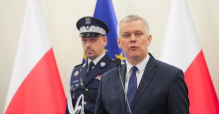 "Edukacja ważniejsza". Szef MSWiA odpowiada ws. broszur