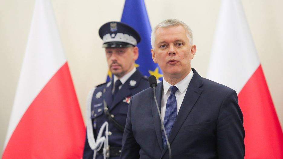 Szczytno, 18.11.2024. Minister Spraw Wewnętrznych i Administracji Tomasz Siemoniak (P) i Komendant główny Policji nadinsp. Marek Boroń (L) na promocji oficerskiej absolwentów Akademii Policji na pierwszy stopień policyjny w korpusie oficerów młodszych Policji, 18 bm. w Szczytnie. (aldg) PAP/Tomasz Waszczuk