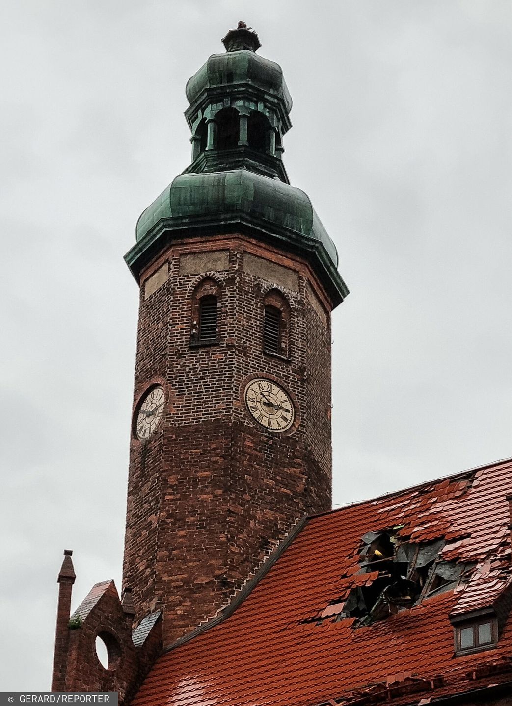 Uszkodzona wieża i dach Kościoła św. Jacka w Słupsku