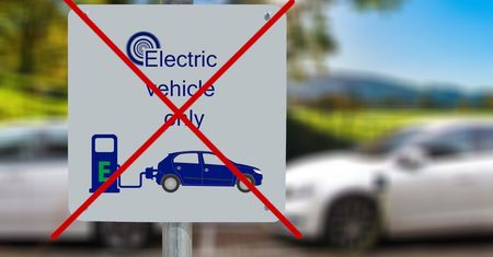 Samochody spalinowe jednak będą legalne w Europie. Ale… i tak ich nie kupisz