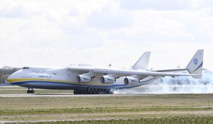 Antonow An-225 Mrija w Warszawie. Trwa wyładowywanie towaru